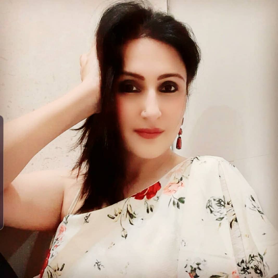 अभिनेत्री जुही बब्बर हीचा काल वाढदिवस झाला. २० जुलै १९७९ रोजी तिचा जन्म झाला. प्रसिद्ध अभिनेते राज बब्बर यांची ती मुलगी. 'काश आप हमारे होते' या चित्रपटातून जुहीने सोनू निगमसोबत बॉलिवूडमध्ये पदार्पण केले. (सर्व फोटो सौजन्य - जुही बब्बर इन्स्टाग्राम)