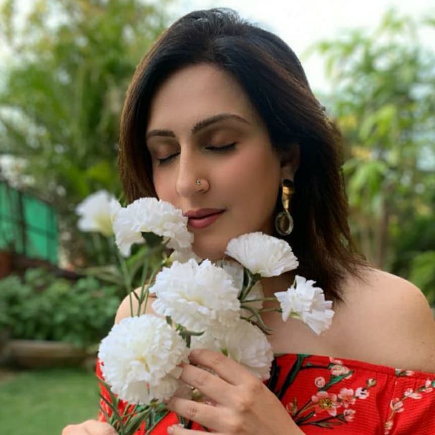जुहीचे वडील राज बब्बर यांनी अभिनेत्री स्मिता पाटील यांच्यासोबत दुसरे लग्न केले. पहिला विवाह त्यांचा नादिरा बब्बर यांच्या बरोबर झाला होता. आर्य आणि जुही ही पहिल्या पत्नीपासून झालेली दोन मुले तर स्मिता पाटील यांनी प्रतिक बब्बरला जन्म दिला.
