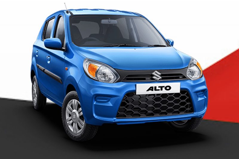 1 - Maruti Suzuki Alto : मारुती सुझुकीची ही एन्ट्री लेवलची कार देशातील सर्वाधिक विक्री होणाऱ्या कारपैकी एक आहे. या कारमध्ये 0.8-लिटर पेट्रोल इंजिन आहे. हे इंजिन 47 hp पॉवर आणि 69 Nm टॉर्क निर्माण करतं. पेट्रोल इंजिन असलेल्या ऑल्टोचा माइलेज 22.05 किलोमीटर प्रति लिटर आहे. याशिवाय मारुतीची ही कार सीएनजी व्हेरिअंटमध्येही उपलब्ध आहे. सीएनजी ऑल्टोचा माइलेज 31.59 किलोमीटर प्रति किलोग्रॅम आहे.