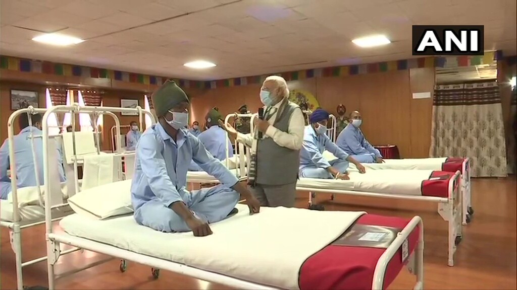 लेहमध्ये आज अचानक जाऊन पंतप्रधान नरेंद्र मोदी उपचार घेत असलेल्या जवानांची भेट घेतली व त्यांच्या प्रकृतीची चौकशी केली.