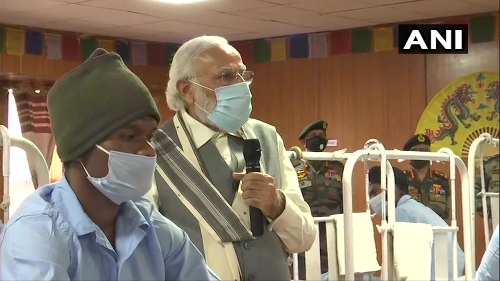 "लडाखमधल्या जवानांचं शौर्य हे हिमालयातल्या पर्वतरागांपेक्षा मोठं आहे", अशा भावना यावेळी पंतप्रधान नरेंद्र मोदी यांनी व्यक्त केल्या.
