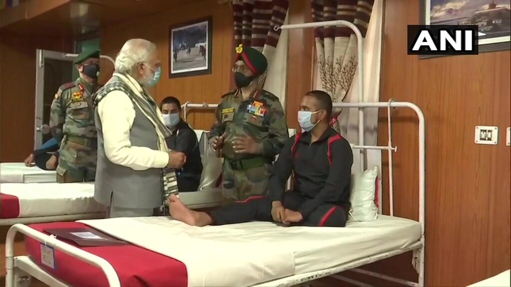 पंतप्रधान मोदी यांनी यावेळी सीमेवर निर्माण झालेल्या तणावासंदर्भात लष्करातील वरिष्ठ अधिकाऱ्यांशी चर्चा केली. त्याचबरोबर सीमेपलीकडून कुरापती करणाऱ्या राष्ट्रांना इशाराही दिला.
