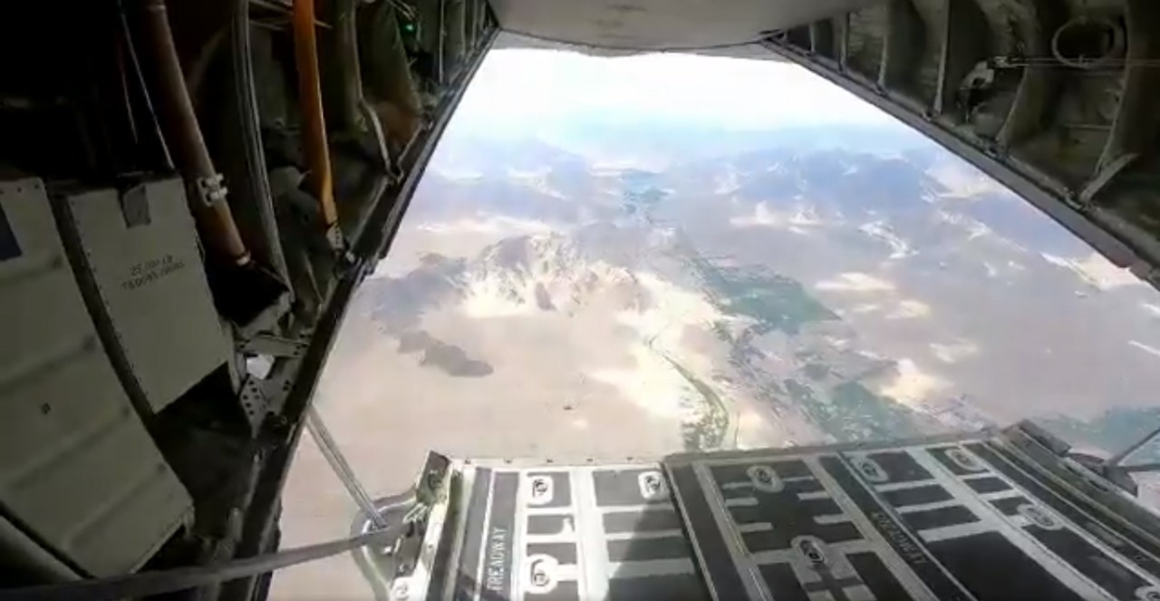 लडाखच्या आकाशात तब्बल १६ हजार फूट उंचीवर C-130J सुपर हर्क्युलस विमानाचा दरवाजा उघडला जातो. (सर्व छायाचित्रे सौजन्य: टि्वटर/मेजर सुरेंद्र पुनिया)