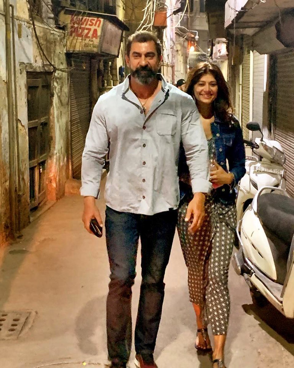 "नवाब मला आवडतोही आणि त्याचा आदरही करते. आम्ही भावनिक आणि विचाराने एकत्र आलो. आम्हाला दोघांनाही परस्परांना सगळं समजावून सांगण्याची गरज लागत नाही. तो कुटुंबवत्सल आहे हा गुण मला त्याचा आवडतो" असे पूजाने सांगितले.
