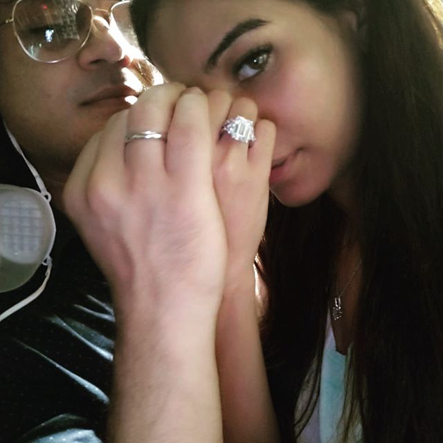 सॅमने शेअर केलेल्या फोटोमध्ये ते दोघी साखपूड्याची अंगठी दाखवताना दिसत आहेत.