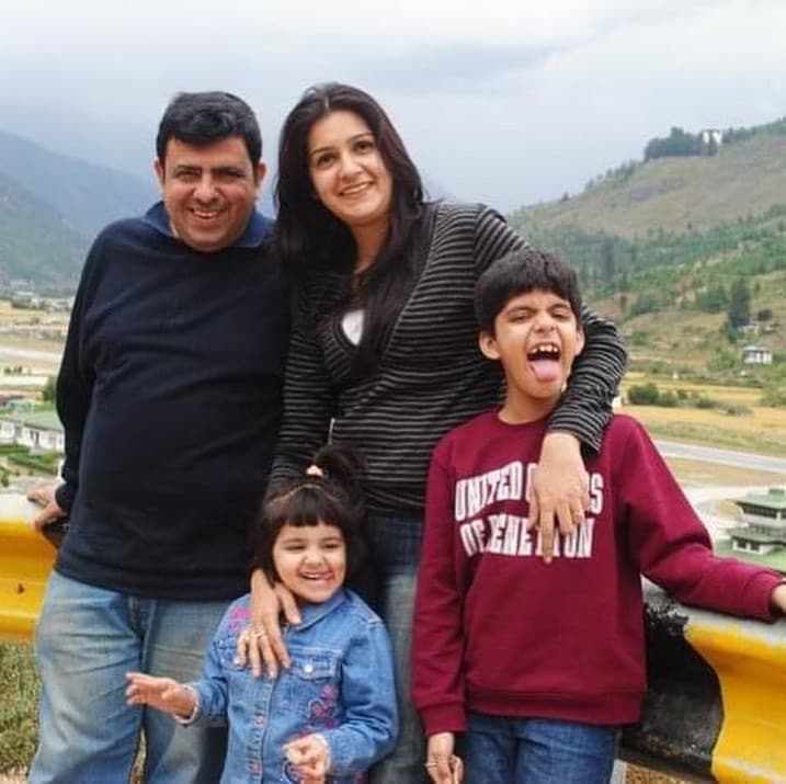 प्रियंका चतुर्वेदी यांचे पतीचं नाव विक्रम चतुर्वेदी आहे. विक्रम चतुर्वेदी हे सॉफ्टवेअर डेव्हलमेंट कंपनी आयबीएममध्ये मार्केटिंग व प्रोग्राम मॅनेजर पदावर कार्यरत आहेत. प्रियंका चतुर्वेदी यांना दोन मुल आहेत. ज्यांची नावं आर्णव व अनित्रा आहे.