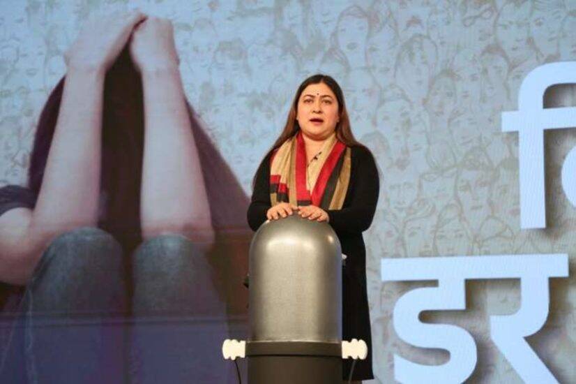 रागिणी नायक. काँग्रेसची बाजू मांडताना दिसणाऱ्या पक्षातील नेत्यांपैकी एक. रागिणी नायक दिल्ली विद्यापीठाच्या विद्यार्थी परिषदेच्या नेत्या होत्या.