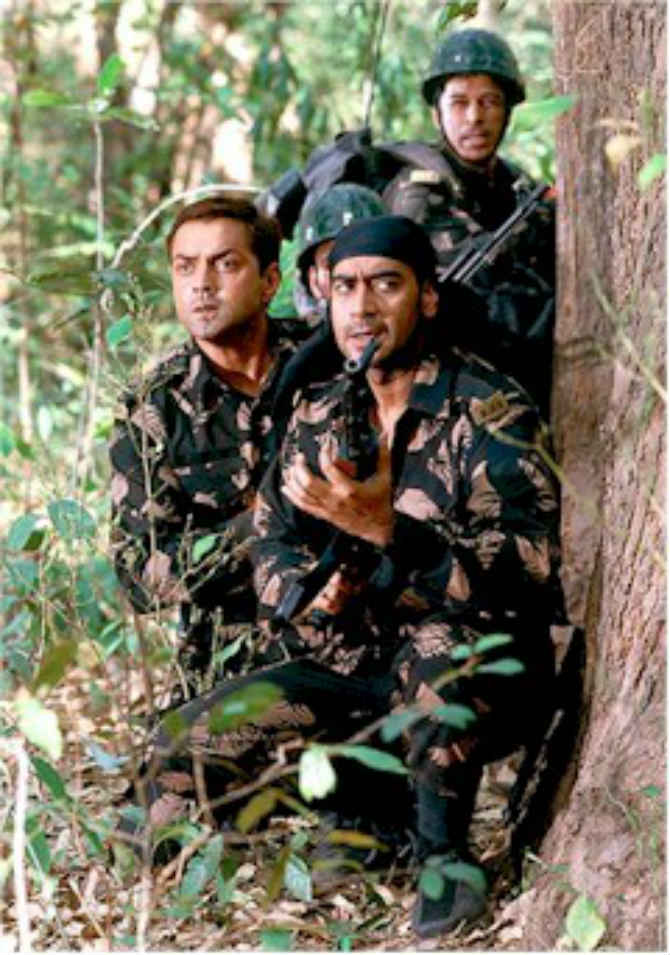 टँगो चार्ली (२००५)– या चित्रपटाच्या शेवटच्या भागातील दृश्य ही कारगिलच्या युद्धावरच आधारित होती. भारताच्या सीमांत भागांध्ये सुरक्षेसाठी तैनात असणाऱ्या जवानांच्या आयुष्यावर हा चित्रपट आधारला होता.