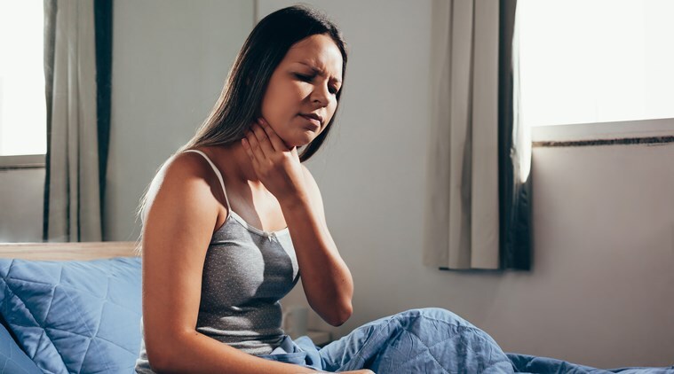 वाफ घ्या >> थंडीमध्ये घशाचे इन्फेक्शन होणे ही अतिशय सामान्य समस्या आहे. याच्या जोडीला येणारा ताप, सर्दी यामुळे आपण हैराण होऊन जातो. पण वाफ घेणे हा यारील सोपा उपाय आहे.