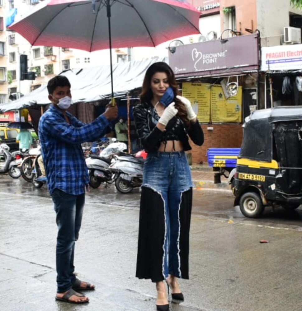 तिच्या या कपड्यांवरून अनेकांनी तिची फिरकीही घेतली. तर काही जणांनी तिनं हे नक्की काय परिधान केलंय असा सवालही केला.