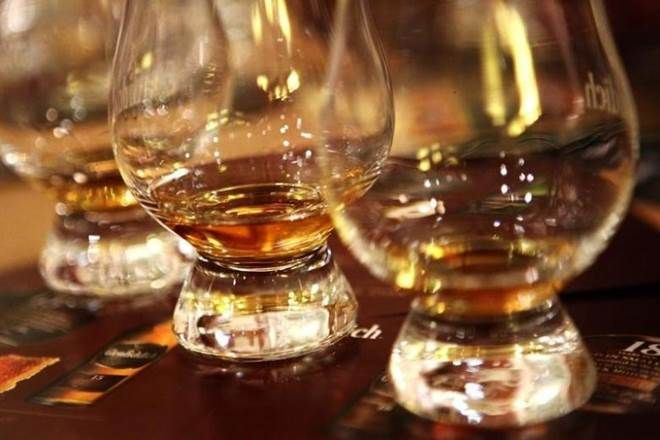 जगात सर्वाधिक विक्री होणाऱ्या Whisky च्या २५ ब्रँड्सची एक यादी फोर्ब्सने आपल्या वेबसाइटवर जारी केली आहे. विशेष म्हणजे यामध्ये 25 पैकी भारताच्या सर्वाधिक 13 ब्रँड्सचा समावेश आहे. 2019 मधील विक्रीच्या आधारे जारी झालेल्या या यादीमध्ये पहिल्या क्रमांकावर McDowell's आहे. या लिस्टनुसार जर एखाद्या ब्रँडचा सेल 1000 म्हटला असेल तर त्याचा अर्थ कंपनीने 10 लाख केस(बॉक्स) विकल्या आहेत. बघुया कोणते आहेत हे ब्रँड्स :-
