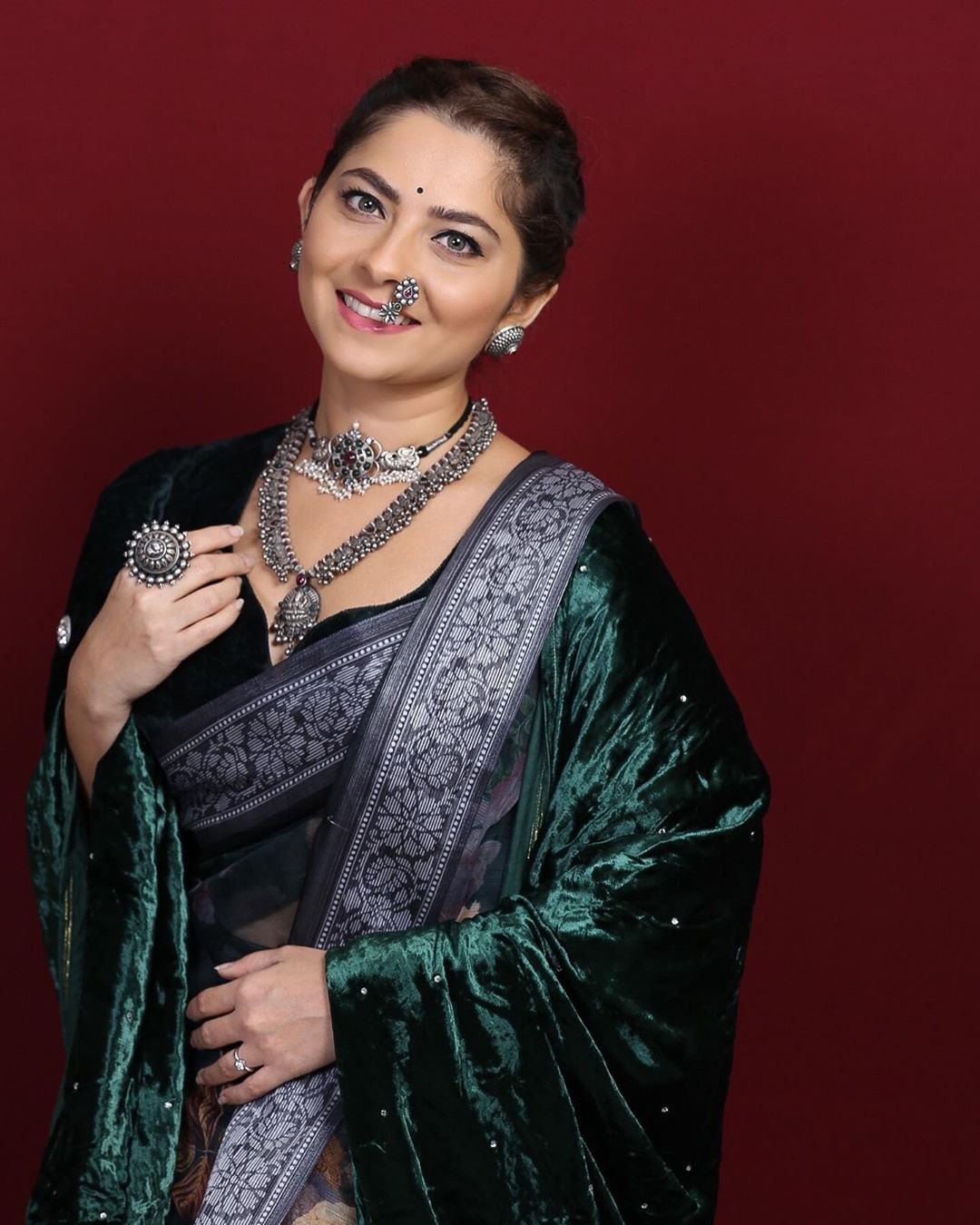 अभिनेत्री सोनाली कुलकर्णीने बकुळ नामदेव घोटाळे या चित्रपटापासून करिअरची सुरुवात केली. तेव्हापासून तिने अनेक दमदार भूमिका साकारल्या.
