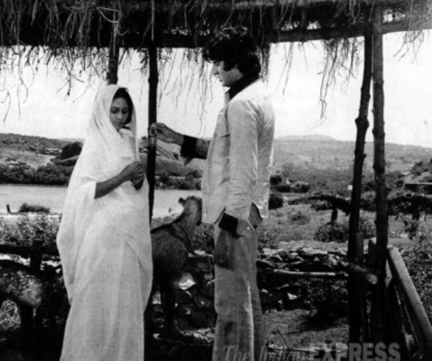 जयच्या आयुष्यातही राधा येते.. या दोघांची प्रेमकहाणी अत्यंत मॅच्युअर्ड दाखवण्यात आली आहे.. अर्थात ती अधुरीच राहते..