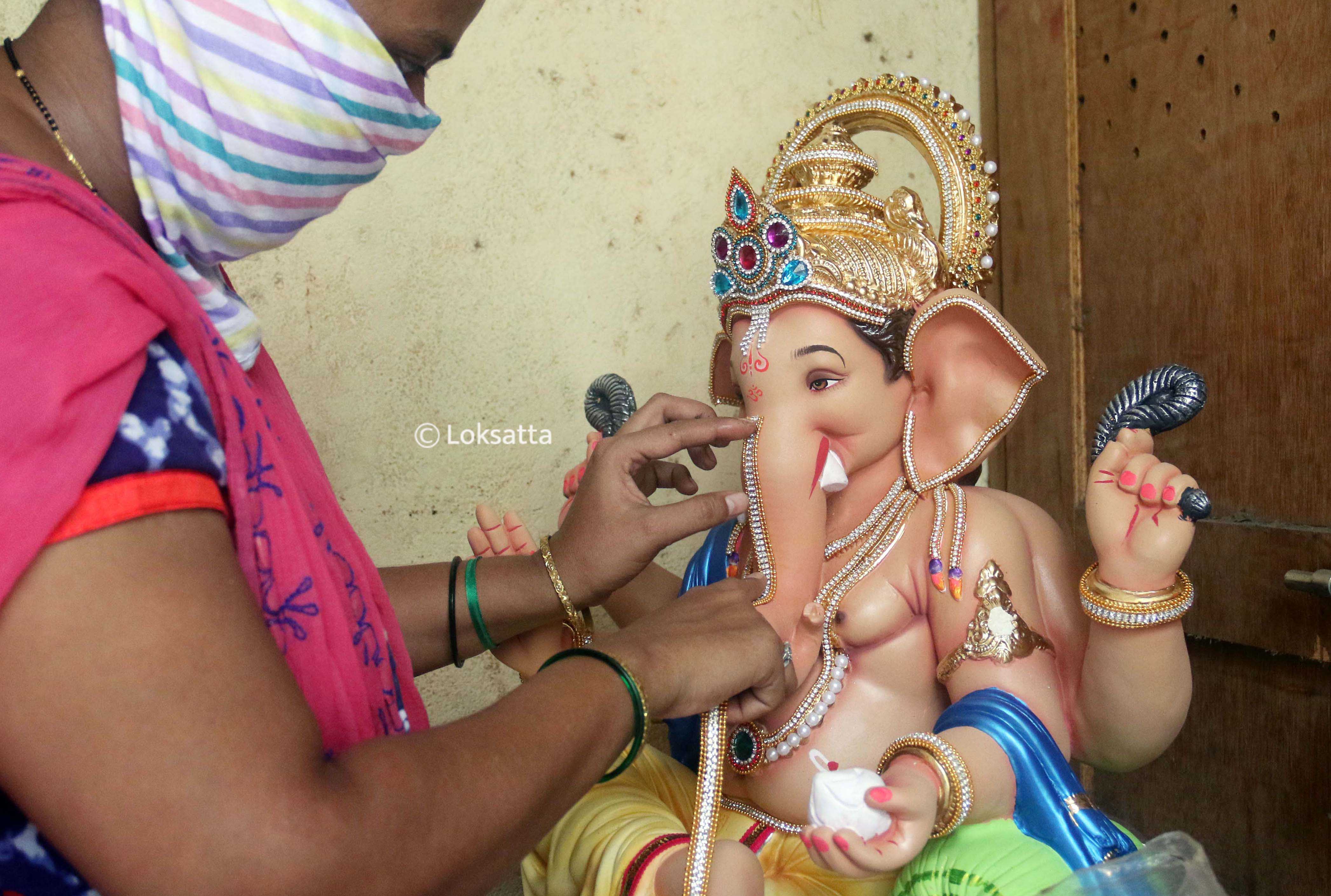 संपूर्ण राज्यात करोनामुळे निर्माण झालेली आणीबाणीची परिस्थिती यामुळे यंदाचं वर्ष हे मूर्तीकारांसाठी खरंच खडतर आहे.