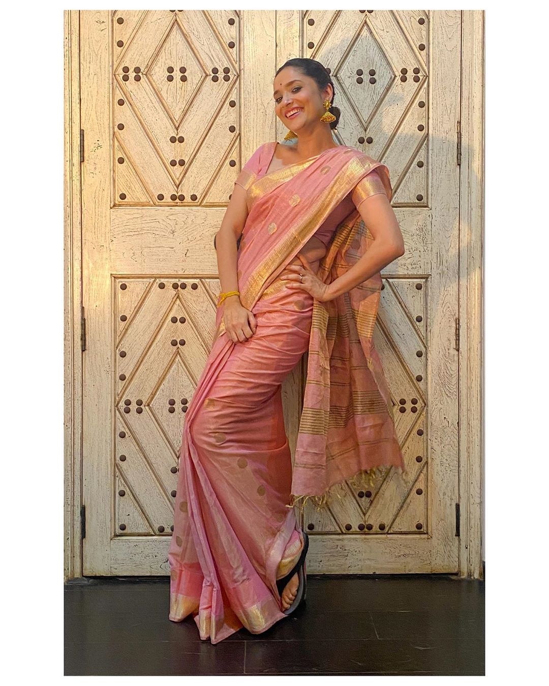 "छोट्या छोट्या गोष्टींवरून रडणाऱ्या मुली (नारी) जीवनातील मोठ्यात मोठ्या समस्यांना मात्र हसत हसत सामोऱ्या जातात", असं कॅप्शन तिने लिहिलं आहे.