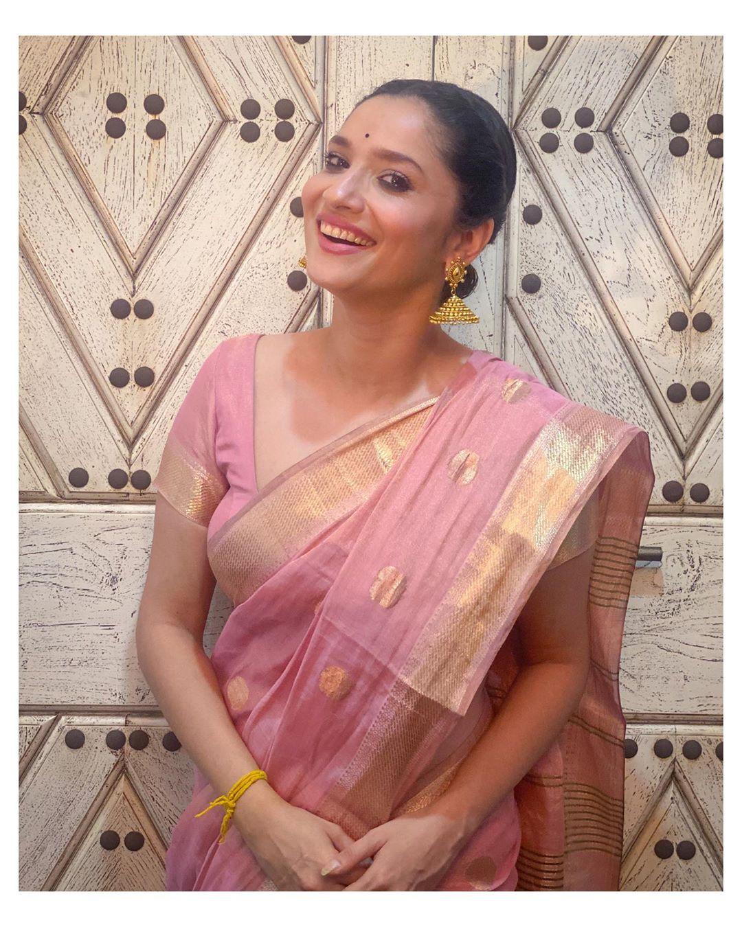 अशा प्रकारचे आरोप होतंच राहतील पण स्त्री अशा संकटांचा समर्थपणे सामना करू शकते असा संदेश अंकिताने आपल्या पोस्ट मधून दिला.