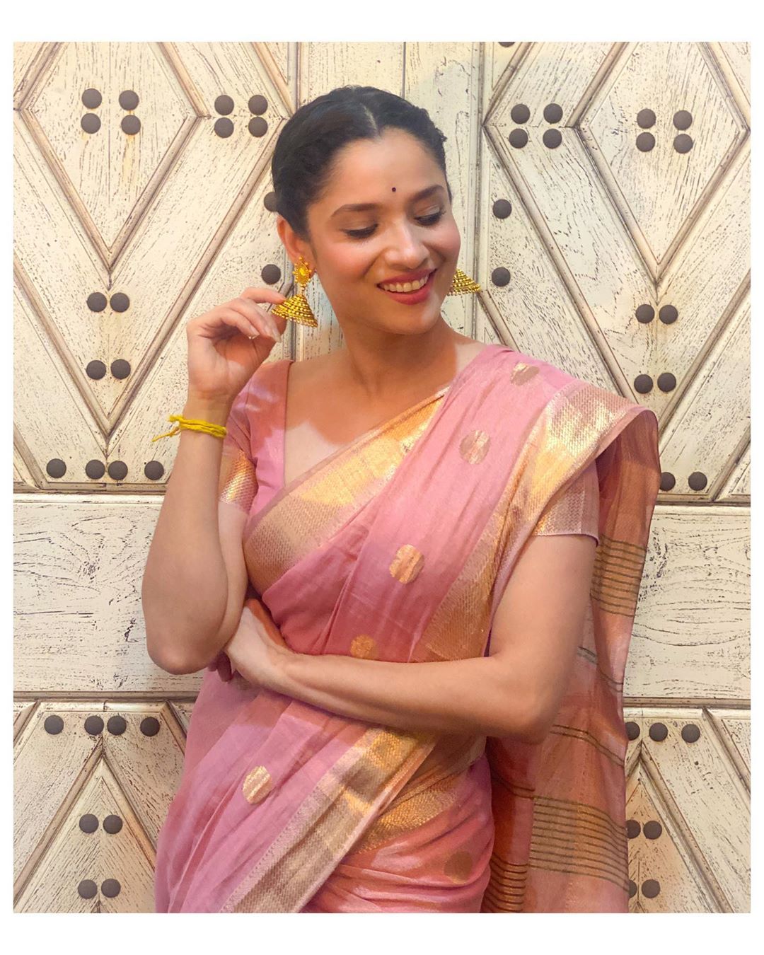 अंकिताने एकूण ८ फोटो पोस्ट केले असून त्या फोटोंना मिळून तिने अतिशय सूचक असे कॅप्शन दिले आहे.