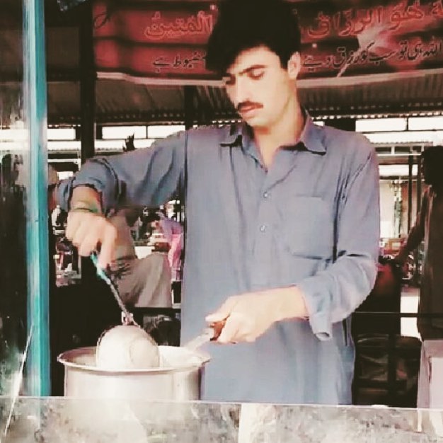 अरशद खान - हा व्यक्ती पाकिस्तानमधील इस्लामाबाद येथे चहा (फोटो सौजन्य इन्स्टाग्राम)