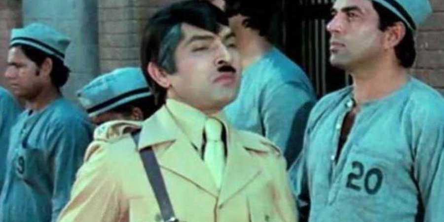 असरानी यांनी जेलरची भूमिका साकारली.. हम अंग्रेजोके जमानेके जेलर है म्हणत जी काही धमाल त्यांनी सिनेमात केली आहे त्याला जवाब नाही