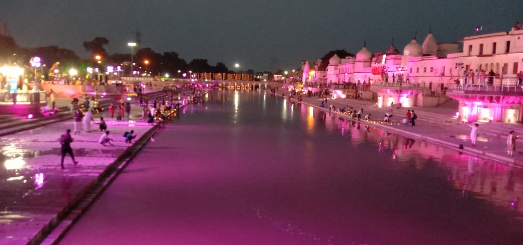 राम मंदिर भूमिपूजन सोहळ्याच्या पूर्वसंध्येला अयोध्येला दिवाळीचं स्वरुप, शरयू नदीचा तट दिव्यांनी उजळला