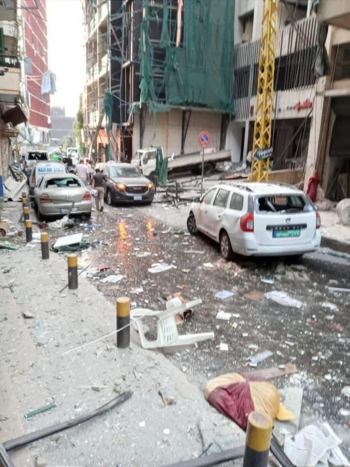 अनेक गाड्यांवर इमारतींचे अवशेष पडल्याने रस्त्यांवर नासधूस झालेल्या गाड्यांच्या रांगा पहायला मिळाल्या. (Photo : Twitter/LebaneseProblem)