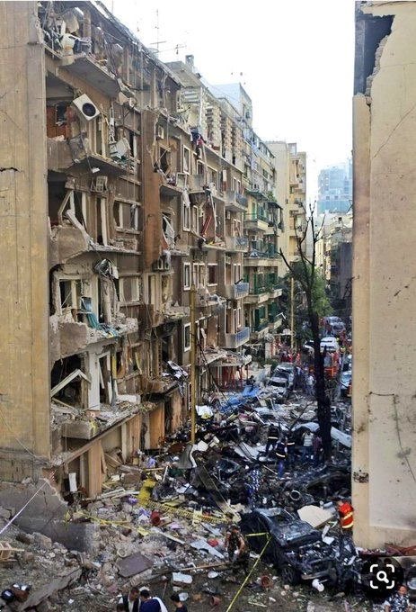 हे स्फोट इतके भयंकर होते की स्फोट झालेल्या जागेपासून १५ मैल अंतरावरील सर्व घरांच्या, इमारतींच्या काचा फुटल्या. (Photo : Twitter/LebaneseProblem)