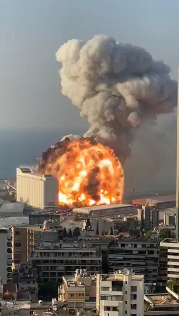 मध्य आशियामधील लेबनान देशाची राजधानी असणाऱ्या बैरूट शहरामध्ये मंगळावारी संध्याकाळच्या सुमारास दोन मोठे स्फोट झाले. या स्फोटांमुळे संपूर्ण शहर हादरलं आहे. (Photo : Twitter/LifeofPegasus)