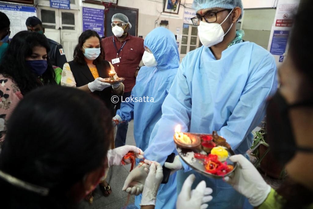 पुण्यात शिवसेनेच्या महिला शाखेने ससून रुग्णालयात काम करणाऱ्या डॉक्टरांना राखी बांधून हा सण साजरा केला.