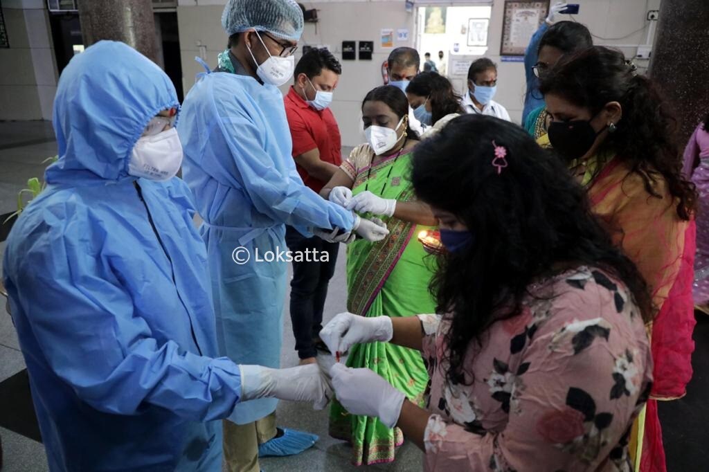 शहराची सेवा करण्यात मग्न असलेल्या या डॉक्टरांना राखी बांधत महिलांनी आपली कृतज्ञतेची भावना व्यक्त केली.