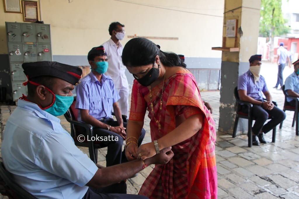 याचसोबत पुण्यात अग्निशमन दलात काम करणाऱ्या कर्मचाऱ्यांनाही स्थानिक नगरसेविका आणि सामाजिक कार्यकर्त्यांकडून राखी बांधण्यात आली.
