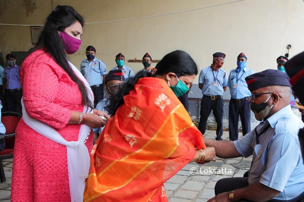 करोनाच्या काळात या कर्मचाऱ्यांवरही कामचा प्रचंड ताण होता.