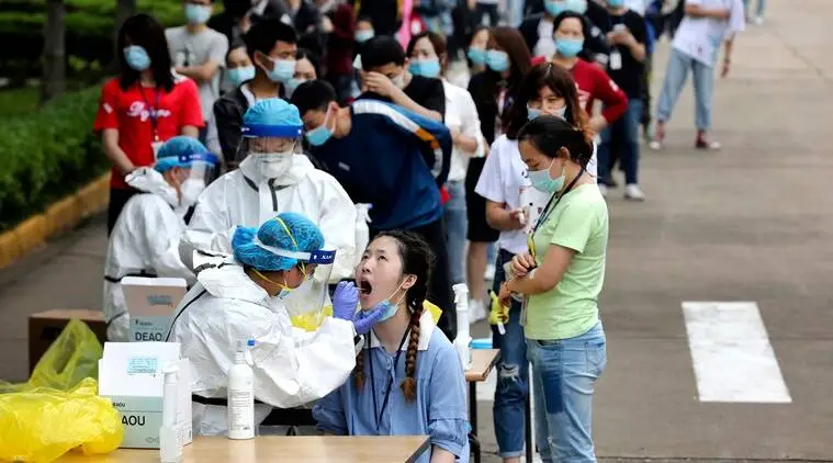 दुसरीकडे करोना लस अद्यापही विकसित होण्यापूर्वीच चीनने देशवासियांना लसीचे डोस देण्यास सुरुवात केली आहे. (Photo: AP)