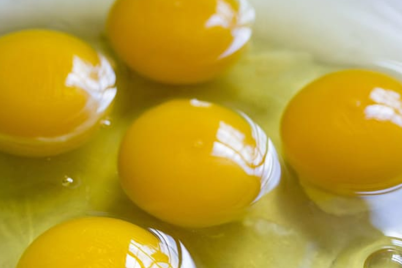 ३) अंड्याचा बलक आणि पाणी : यासाठी तुम्हाला २ अंड्यांचे बलक लागतील. हे बलक वाटीत घेऊन त्यामध्ये ३ चमचे पाणी घाला. हे मिश्रण योग्य पद्धतीने ढवळा. हे मिश्रण ३० मिनिटांसाठी केसांना लावून ठेवा. त्यानंतर डोके साध्या पाण्याने धुवा.