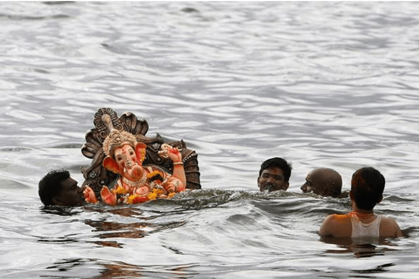 गणेश मूर्तीचं विसर्जन करताना भाविक. (संग्रहित छायाचित्र)