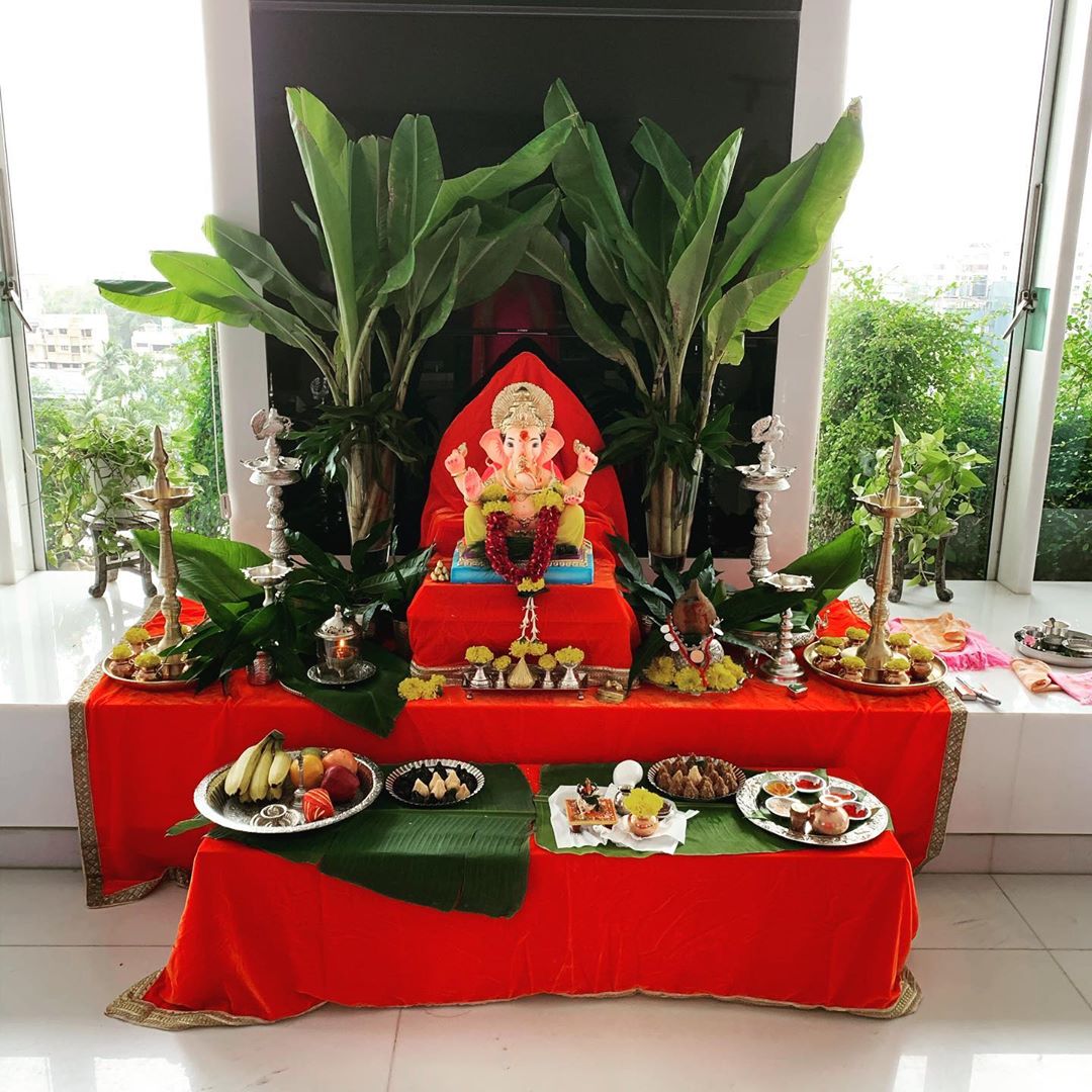 शनिवारी गणरायाचे मोठ्या उत्साहात घरोघरी आगमन झाले. दीड दिवसाच्या पाहुणचारानंतर रविवारी दुपारनंतर गणपती विसर्जन करण्यात आले. (फोटो सौजन्य इन्स्टाग्राम)