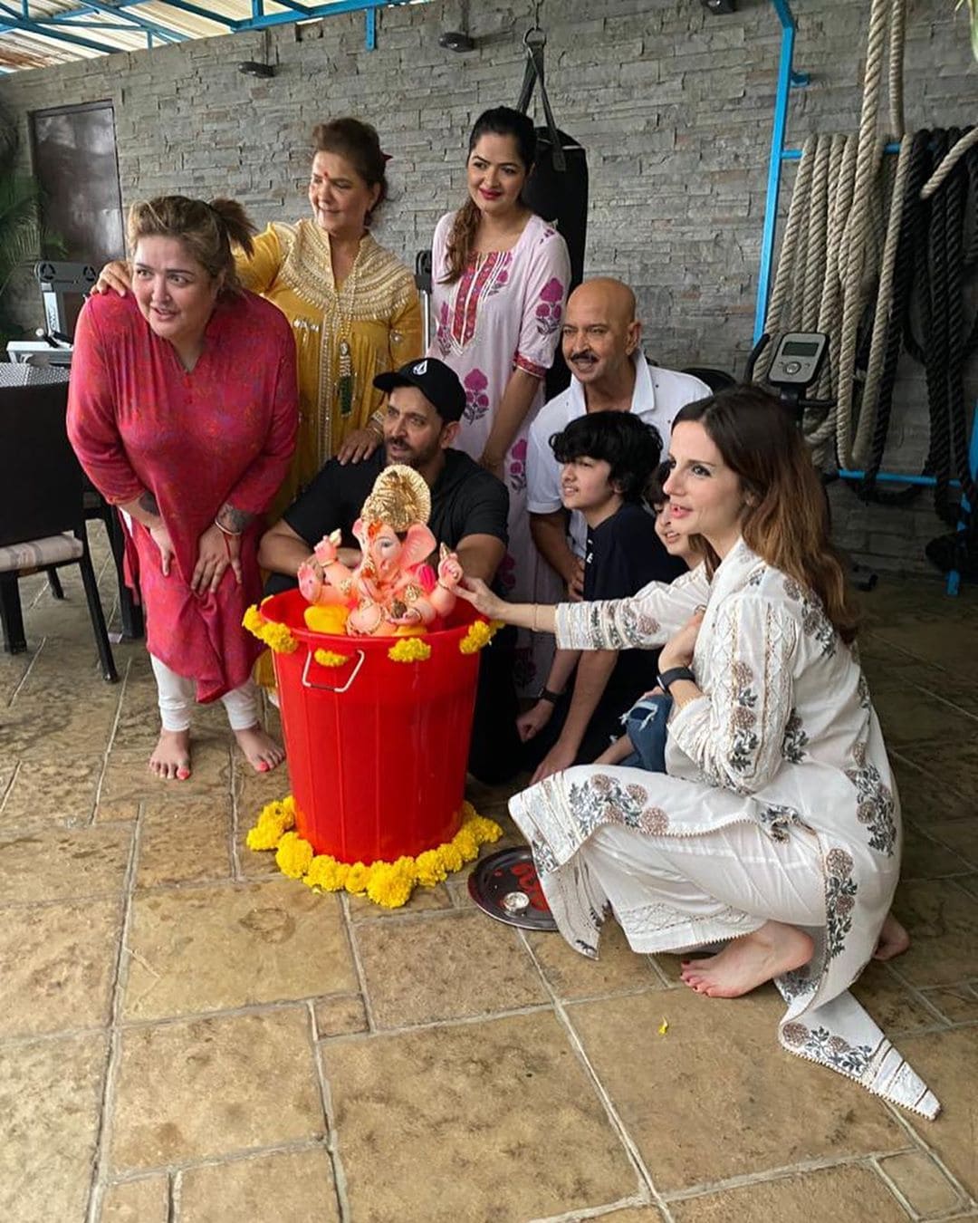"परंपरा, कुटुंब, प्रेम आणि गणपती बाप्पा. तुझ्या आशिर्वादाने यश लाभले, असाच आशीर्वाद राहू दे" अशा आशयाची कॉमेंट हृतिकने या फोटोंवर केली आहे. (फोटो सौजन्य इन्स्टाग्राम)