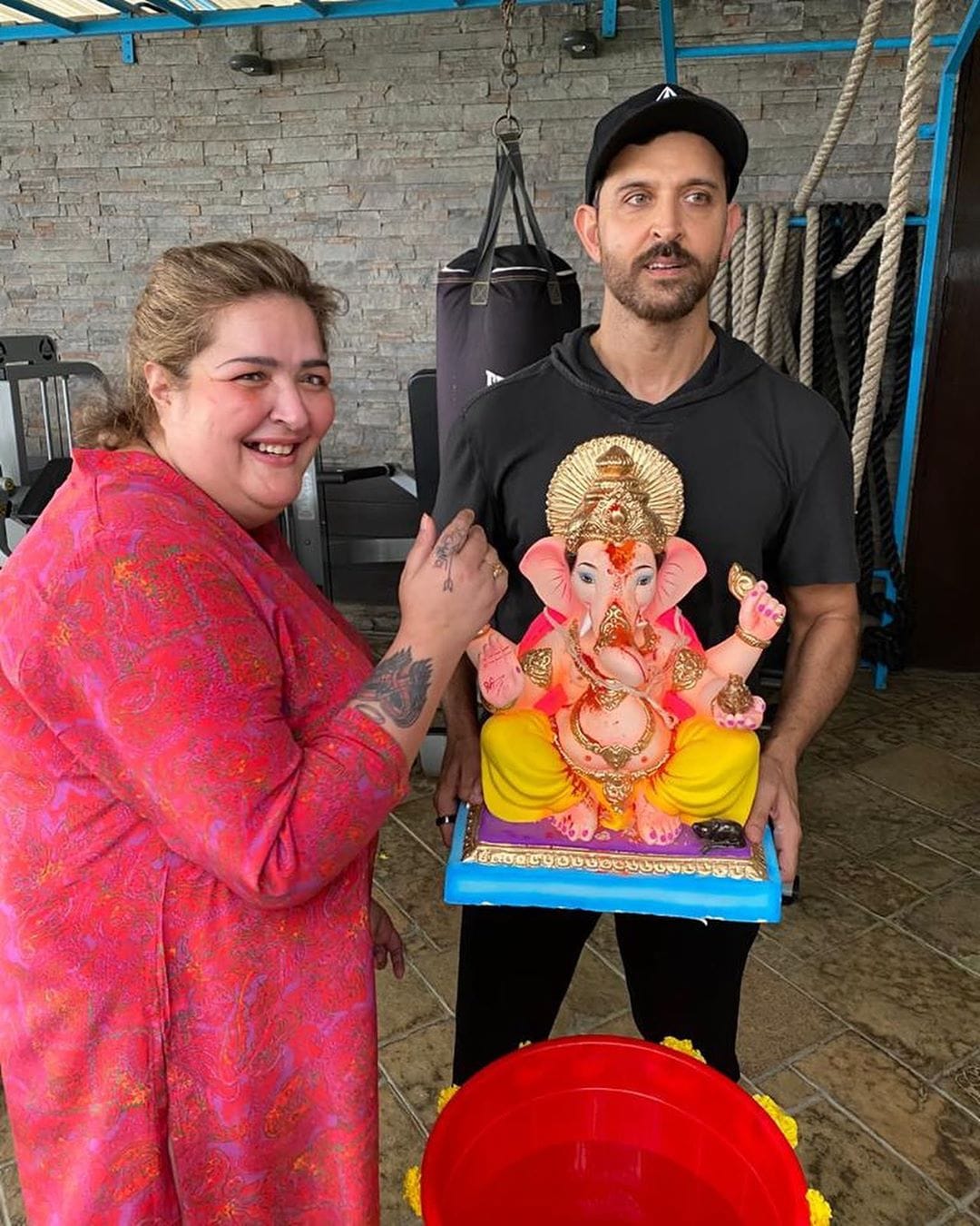 यावर्षीही मनोभावे पूजाअर्चना केल्यानंतर त्याने घरच्या गणपतीचं विसर्जन केलं. त्यानंतर त्याने सोशल मीडियावर एक फोटो पोस्ट केला. (फोटो सौजन्य इन्स्टाग्राम)