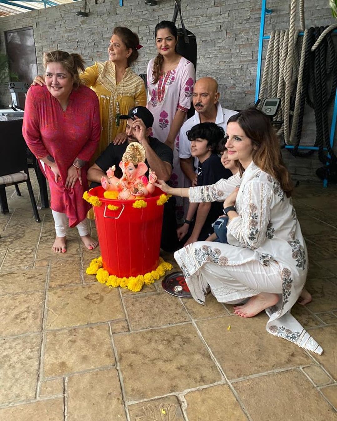 बॉलिवूड अभिनेता हृतिक रोशन याने देखील आपल्या कुटुंबीयांसोबत गणपती बाप्पाचं विसर्जन केलं. (फोटो सौजन्य इन्स्टाग्राम)