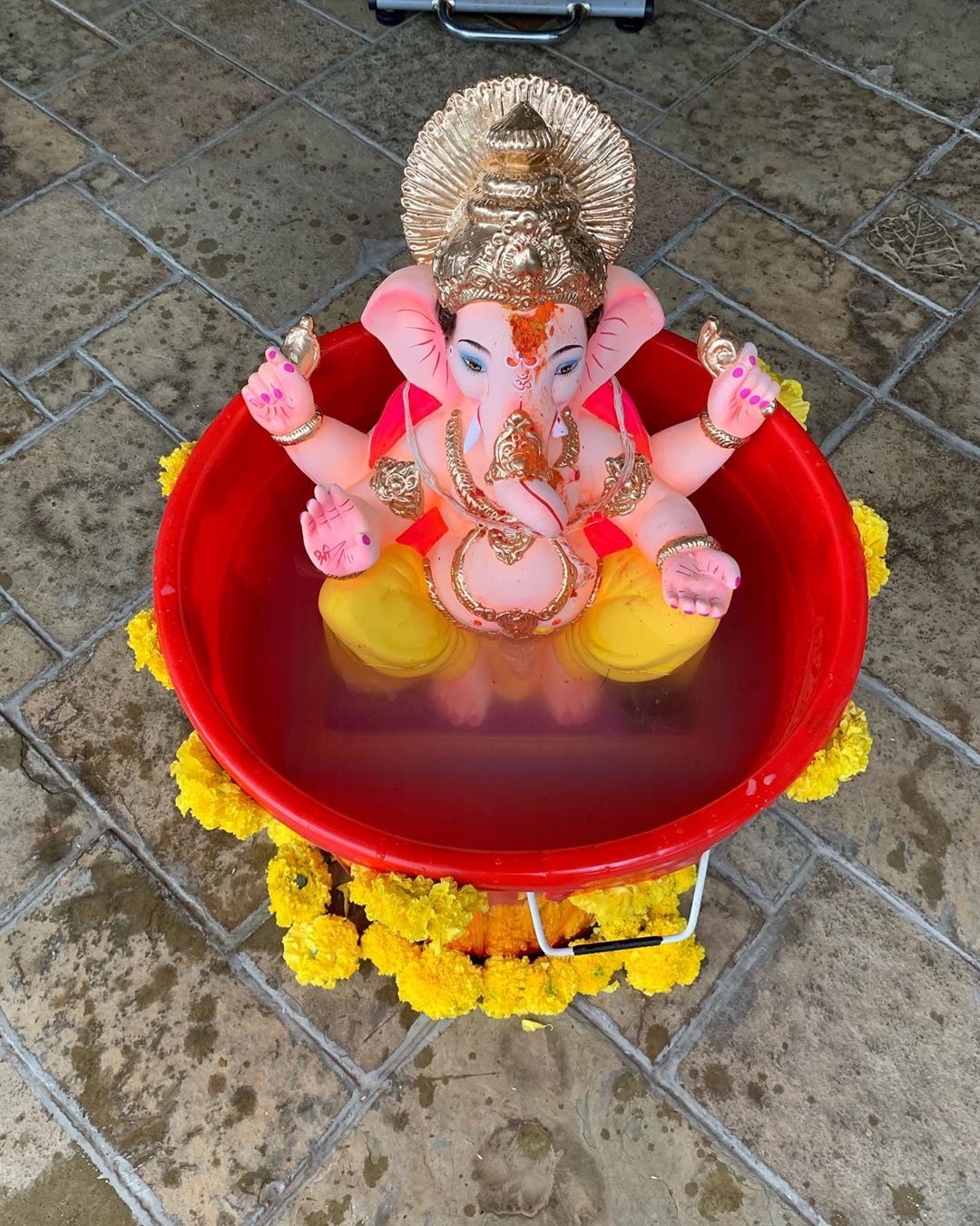 हृतिक आणि त्याच्या घरातील गणपती बाप्पा (फोटो सौजन्य इन्स्टाग्राम)