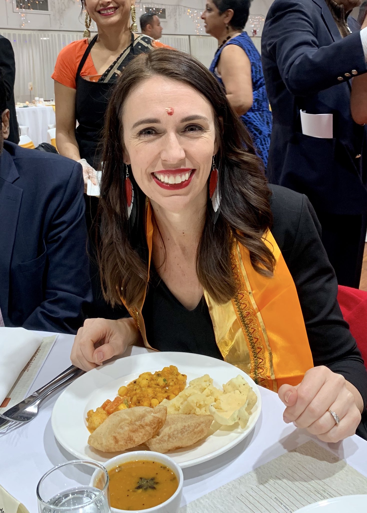यावेळी पंतप्रधान जसिंडा यांनी खास भारतीय पद्धतीच्या शाकाहारी जेवणाचा आस्वाद घेतल्याचे मुक्तेश परदेशींनी आपल्या ट्विटमध्ये म्हटलं आहे. पुरी, छोले आणि डाळ अशा महाप्रसादाचा लाभ पंतप्रधानांनी घेतला. (फोटो: Twitter/MukteshPardeshi)