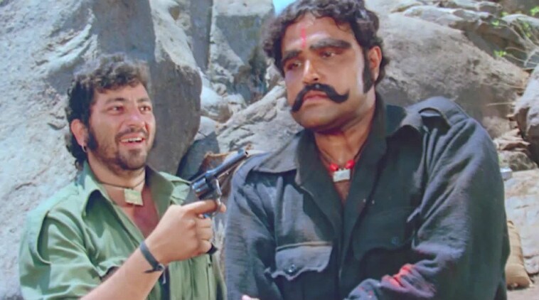 कालियाच्या भूमिकेत मराठमोळे विजू खोटेही भाव खाऊन गेले आहेत.. तेरा क्या होगा कालिया हा डायलॉग खूपच गाजला होता. एवढंच नाही तर कितने आदमी थे? सूअर के बच्चो, जो डर गया समझो मर गया हे गब्बरचे डायलॉगही हिट झाले.
