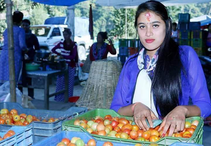 कुसुम श्रेष्ठा - कुसुन भाजी विकण्याचं काम करायची. फोटोग्राफर रूपचंद्र महाजन यांनी तिचा फोटो काढून सोशल मीडियावर शेअर केला होता. (फोटो सौजन्य इन्स्टाग्राम)