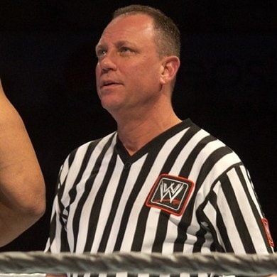 माईक चिओडा - माईक चिओडा एक अनुभवी रेफरी आहेत. गेल्या ३० वर्षांपासून ते WWE मध्ये कार्यरत होते. परंतु WWE ने त्यांना देखील बाहेरचा रस्ता दाखवला. (फोटो सौजन्य - इन्स्टाग्राम)