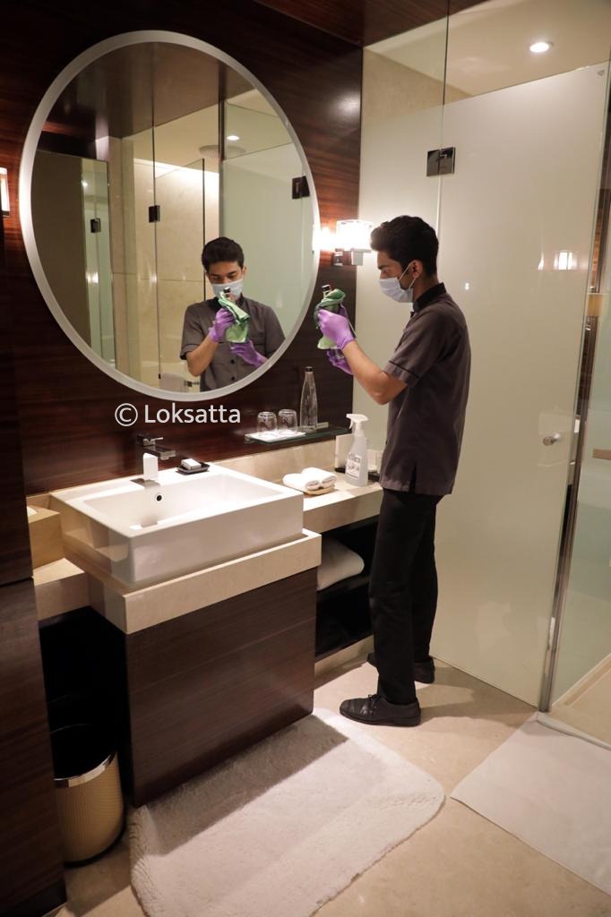 रुम्समधील बाथरुम, टॉयलेटही वारंवार स्वच्छ करण्यात येत आहे.