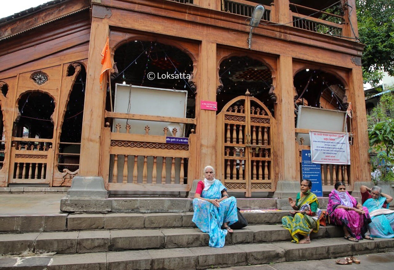 सध्या करोनामुळे देवळं बंद आहेत...तरीही पुण्यात वयोवृद्ध महिलांनी मंदिराच्या पायऱ्यांवर बसून भजनं म्हणत भूमिपूजनाचा सोहळा आपल्या पद्धतीने साजरा केला.