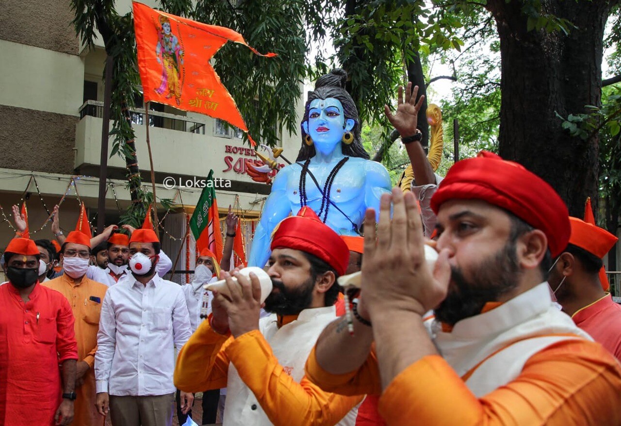 रामाच्या मूर्तीसमोर शंखनाद करताना कार्यकर्ते...