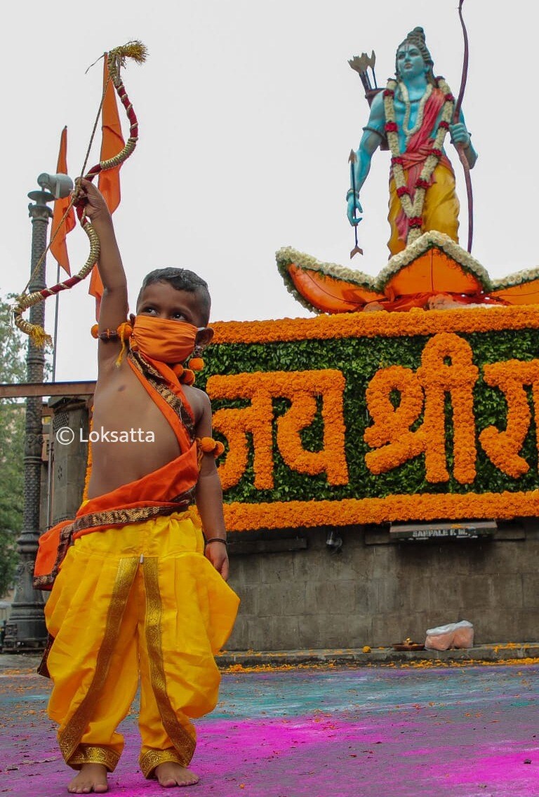 लहान मुलंही या सोहळ्यात सहभागी झाली होती.