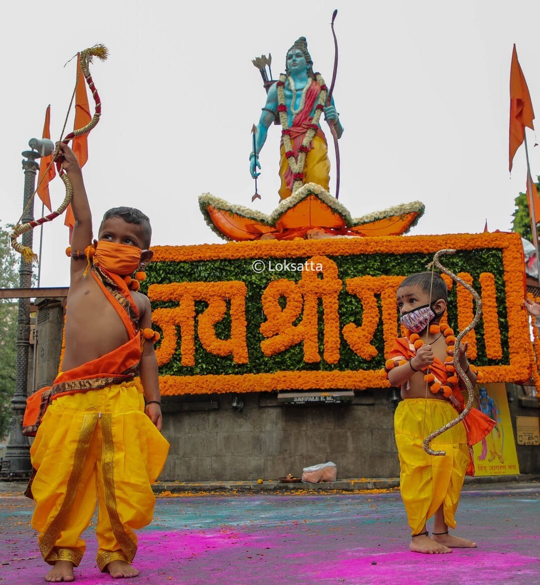 राम-लक्ष्मणाच्या वेशात सोहळ्यामध्ये सहभागी झालेले दोन चिमुरडे