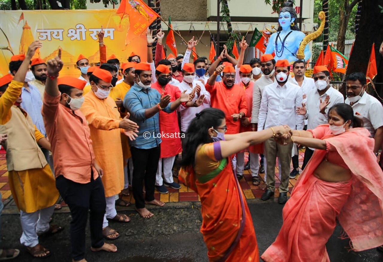 ५ ऑगस्ट रोजी अयोध्येत पंतप्रधान नरेंद्र मोदी यांच्या हस्ते राम मंदिर भूमिपूजनाचा सोहळा पार पडला. यानंतर संपूर्ण देशभरात भाजपा कार्यकर्त्यांनी जल्लोष केला. पुण्यात भाजपा कार्यकर्त्यांनी श्रीराम नामाचा जल्लोष केला तर महिला कार्यकर्त्यांनी फुगडी घालून आनंद साजरा केला. (सर्व फोटो - आशिष काळे)