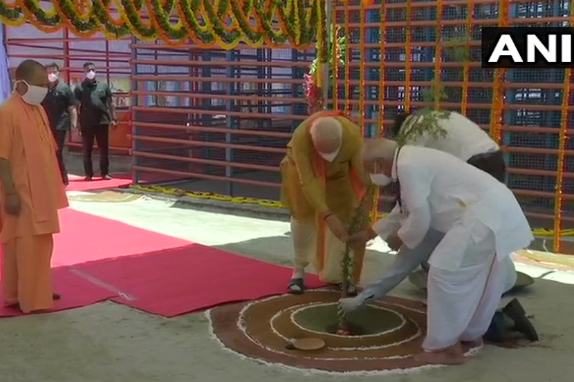 यापूर्वी पंतप्रधानांनी हनुमान गढी मंदिरात पूजा केली. त्यानंतर त्यांनी या ठिकाणी वृक्षारोपणही केलं.